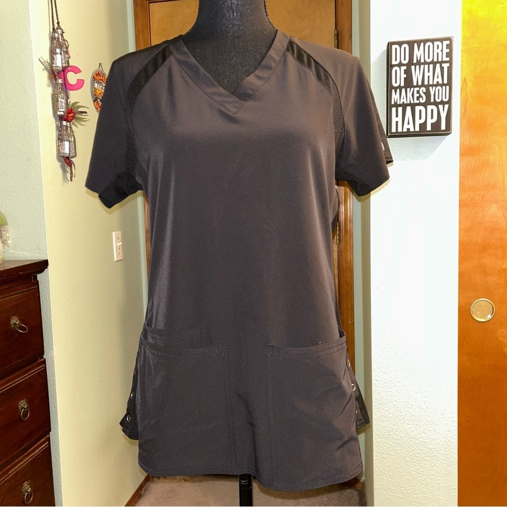 Med Couture Peaches black v-neck scrub top size S ribbed sides and snap closures